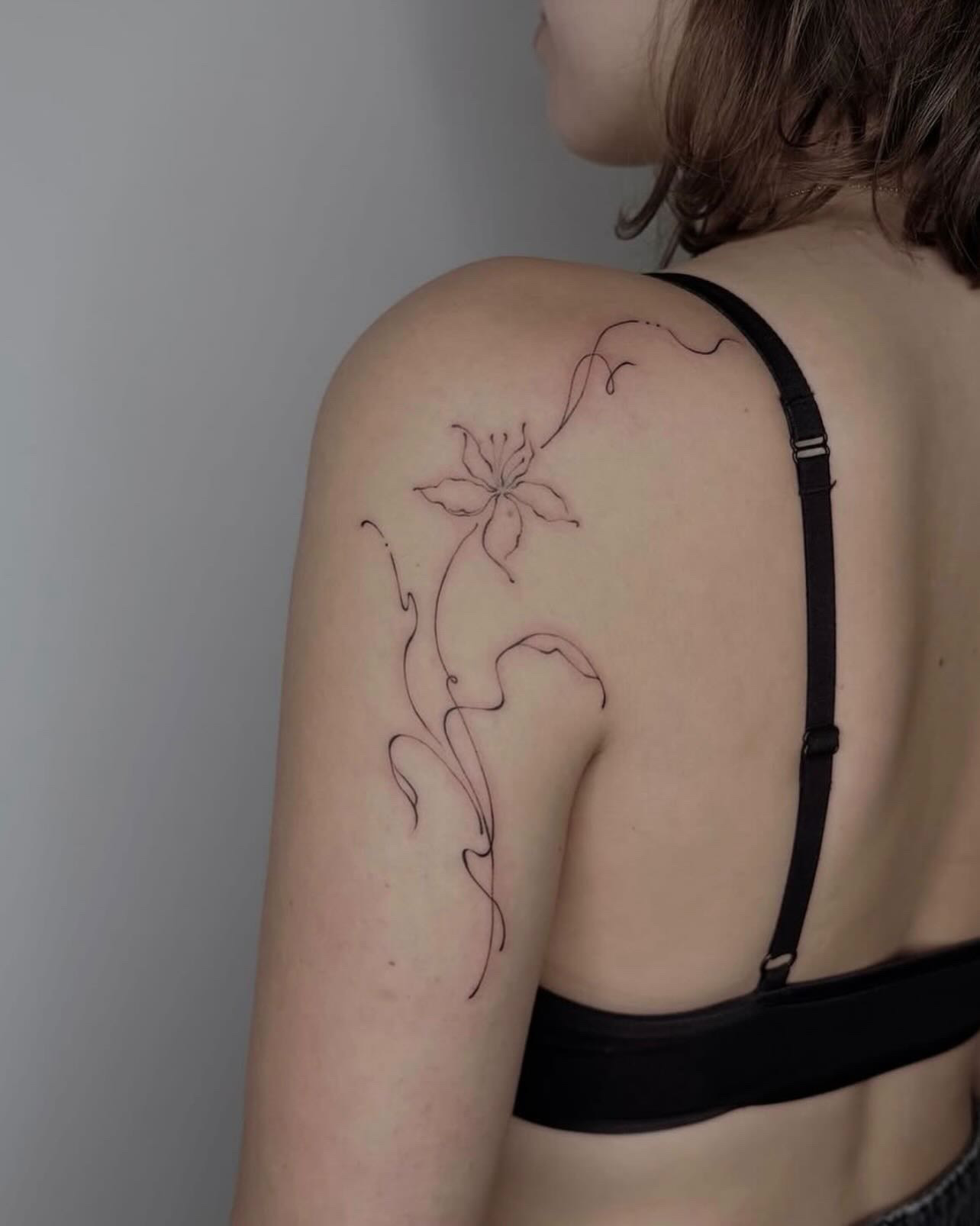 Fine line flower shoulder