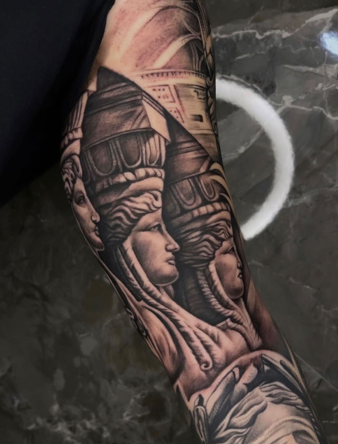 Classical statues sleeve