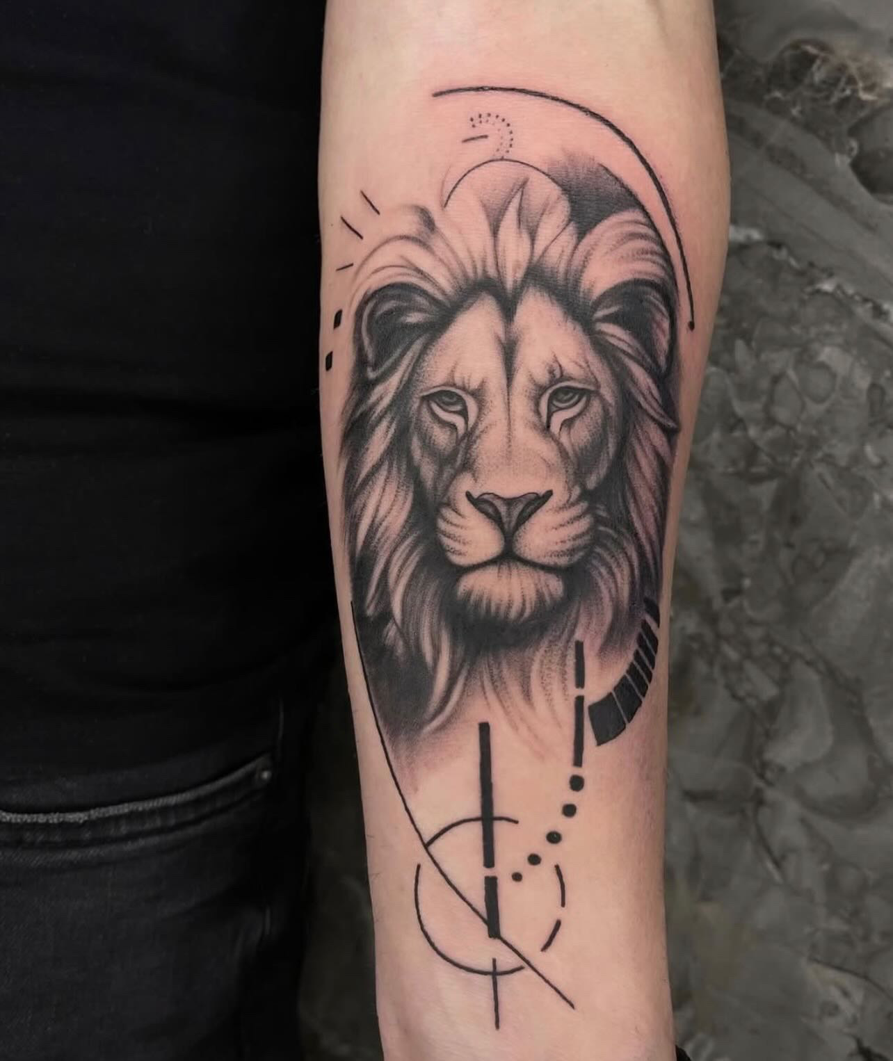 Lion geometric forearm