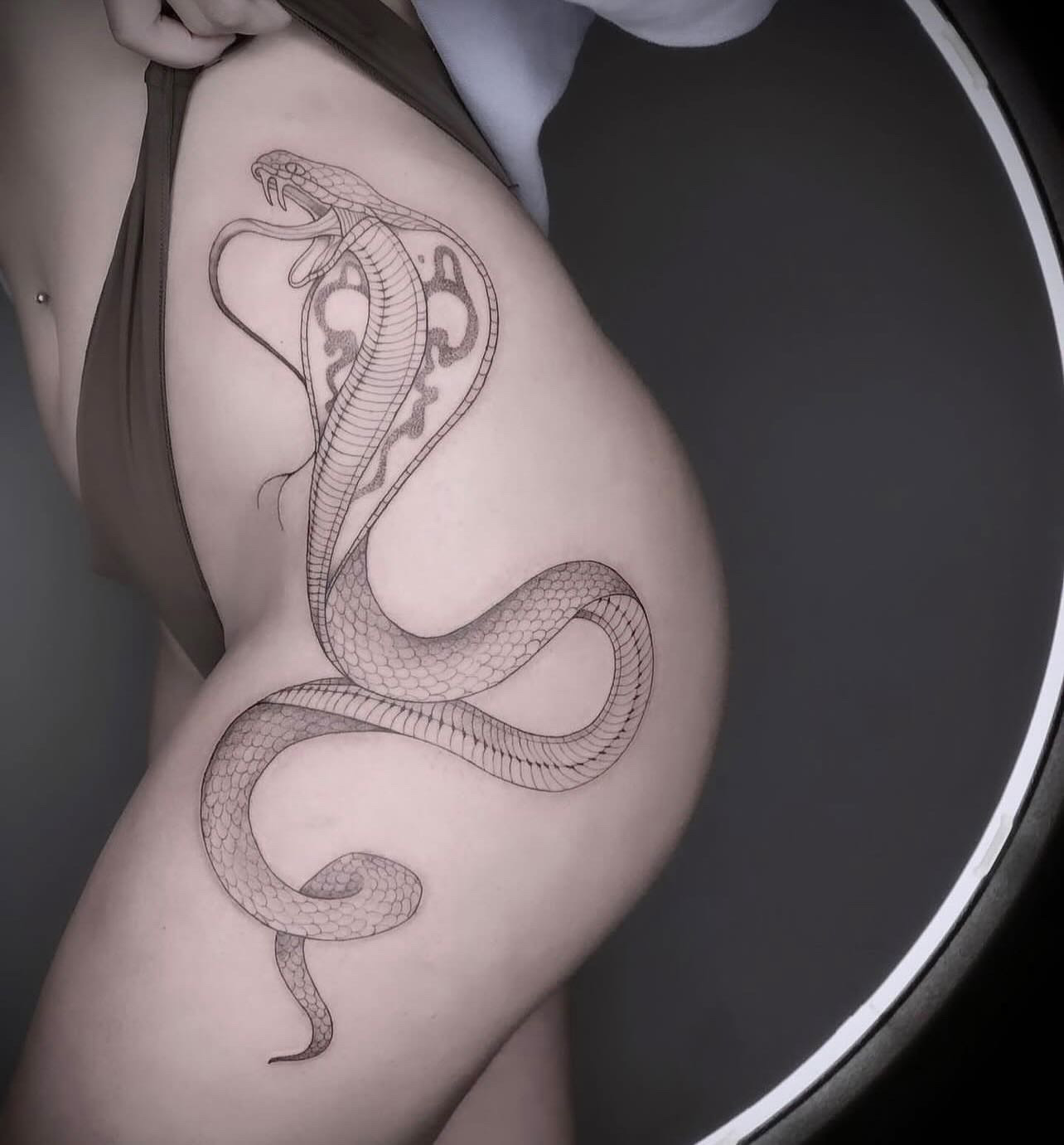Fine line cobra hip piece