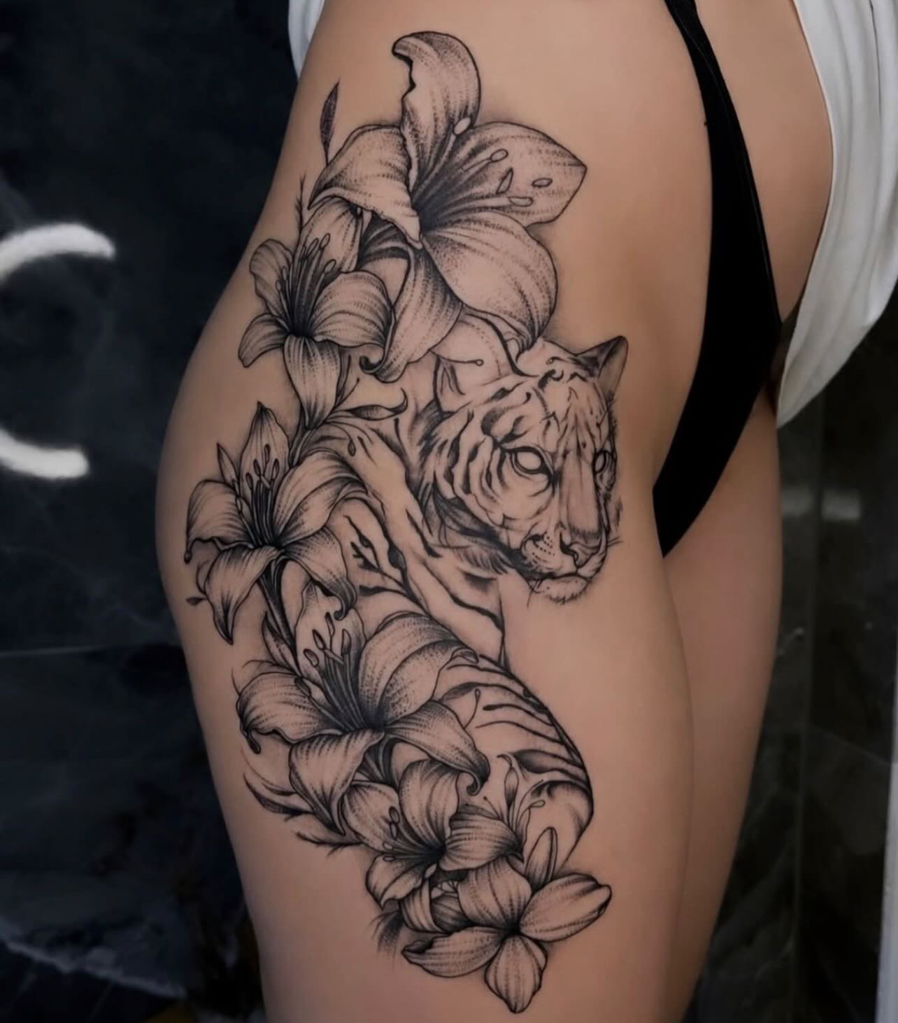 Tiger & lilies hip piece